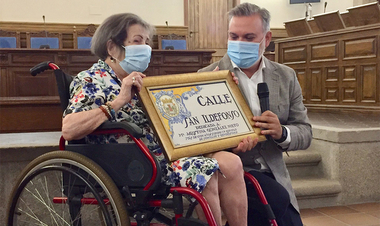 La ciudad de Plasencia rinde homenaje a la enfermera y locutora Agustina González y le dedica la calle de 'San Ildefonso'