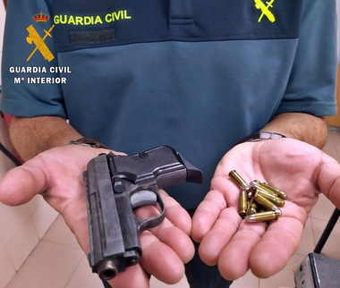 La Guardia Civil detiene en Badajoz a una persona que transportaba ilegalmente una pistola municionada