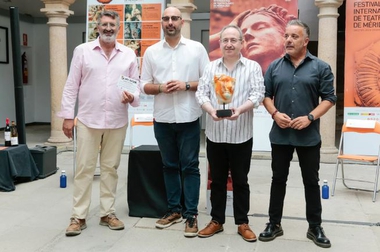 Terracota Mérida homenajea a Margarita Xirgú en la sexta máscara de la colección Ars Fatum para el Festival de Mérida