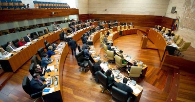 El PP consigue que el Parlamento de Extremadura apruebe por mayoría absoluta los Presupuestos regionales