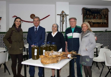 CICYTEX repite lo que ya hizo en Mérida y Plasencia y entrega 38 jamones y mil litros de aceite a centros sociales de Badajoz