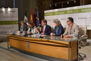El consejero de Fomento presenta la nueva clasificaciónde alojamientos rurales mediante estrellas verdes en vez de encinas
